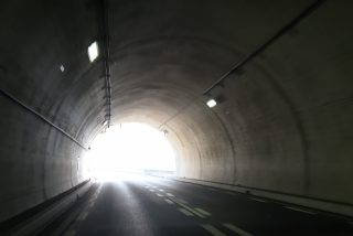 トンネルの向こうには？